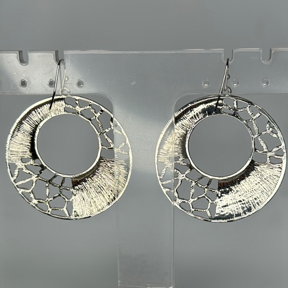 Silver Crackle Pattern Hoop Earrings - Picture 2 of 3